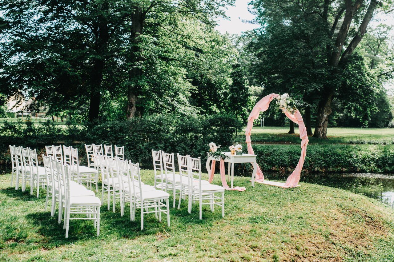 Svatba v zámeckém parku ve Veselí nad Moravou